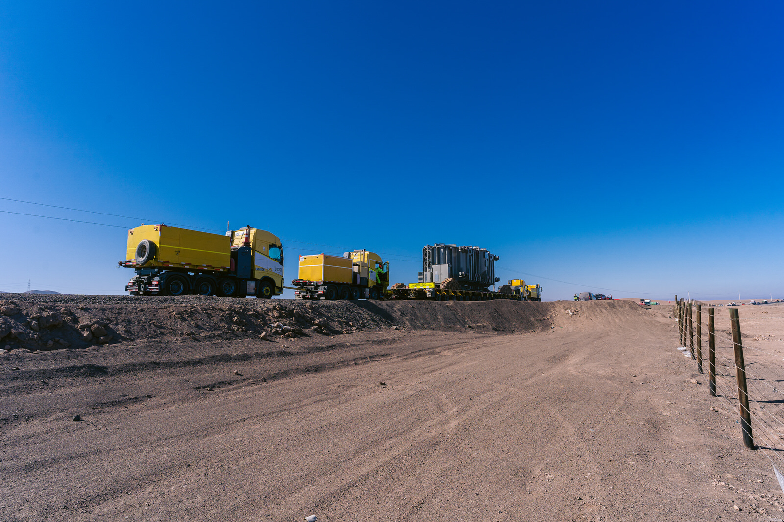 WEG Transformador Antofagasta — convoy camino rural cerros