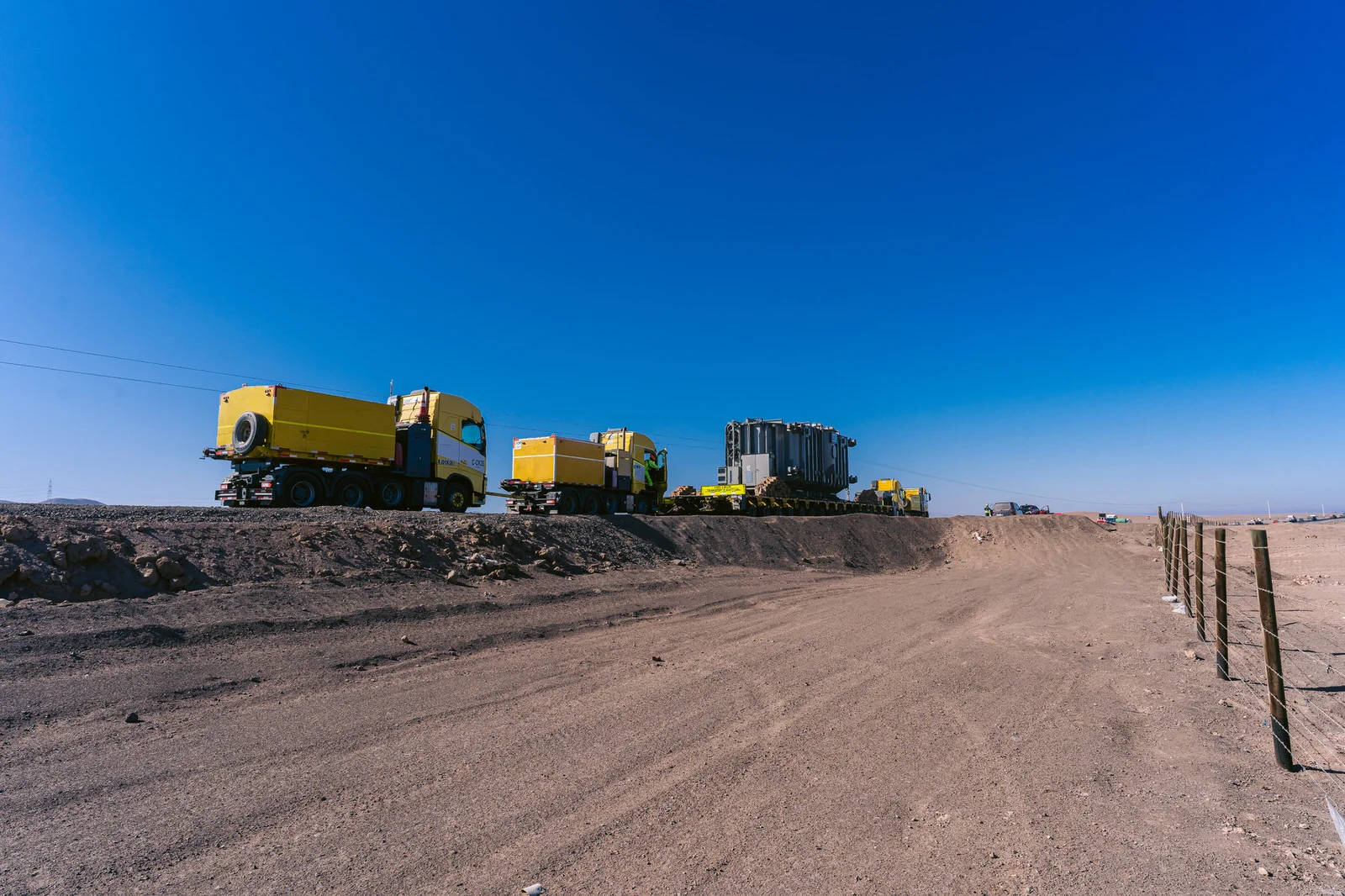 WEG Transformador Antofagasta — convoy camino rural cerros