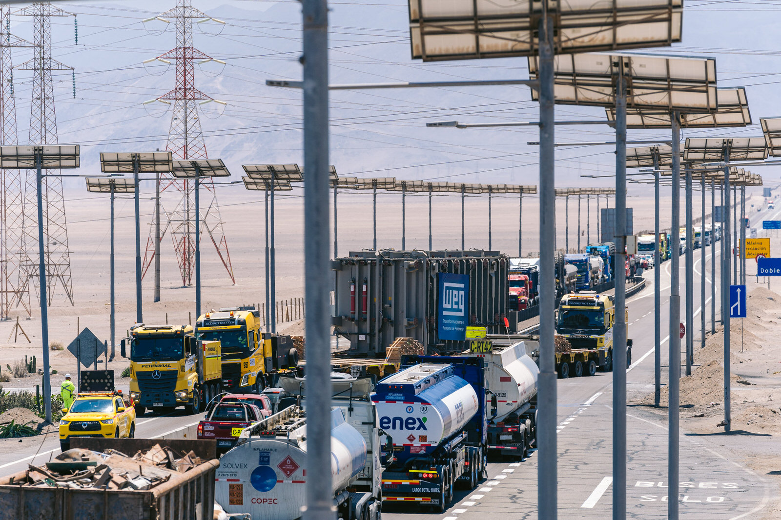 WEG Transformador Antofagasta — convoy camiones carretera postes