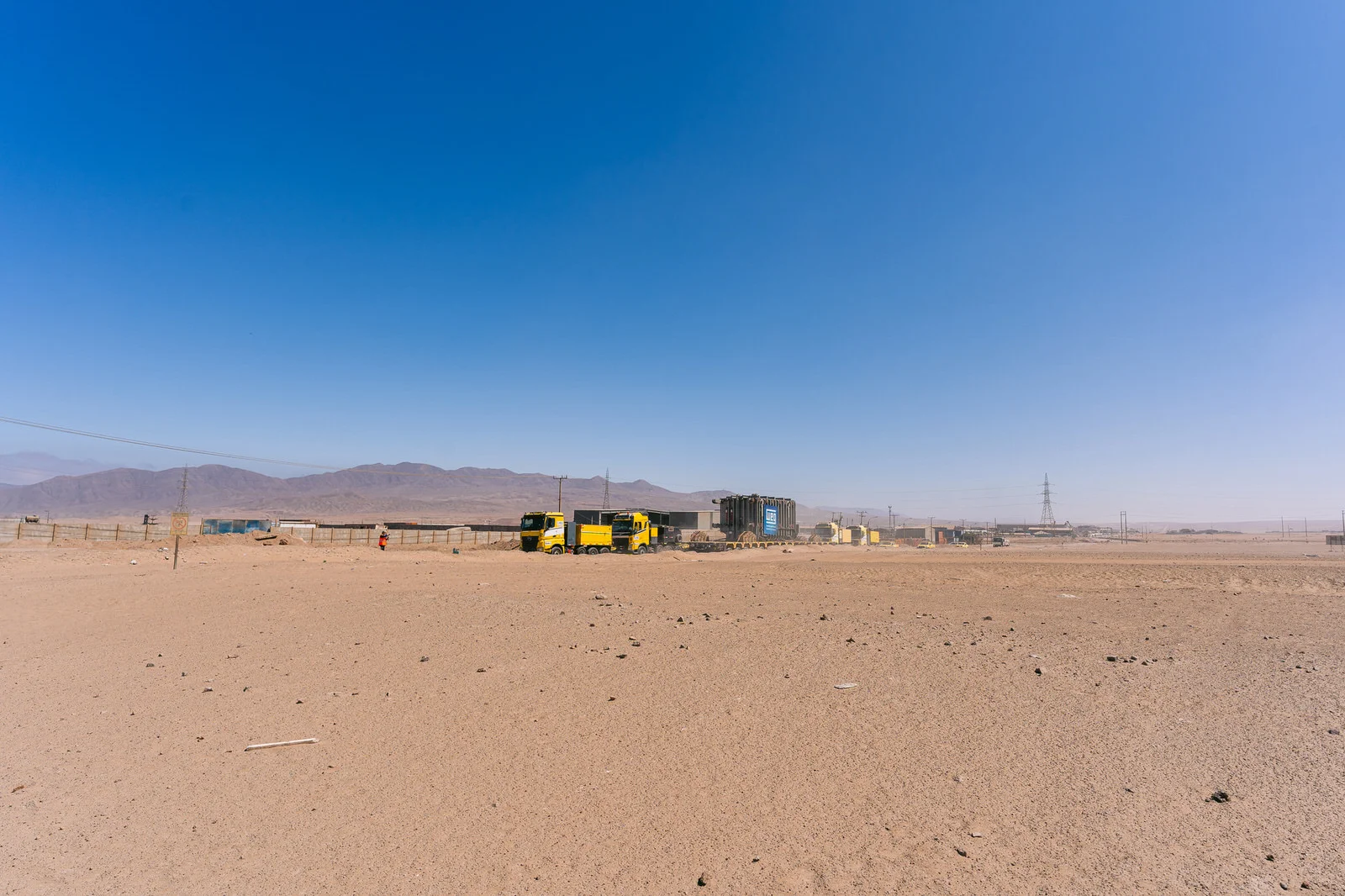 WEG Transformador Antofagasta — desierto panoramica trailer lejano