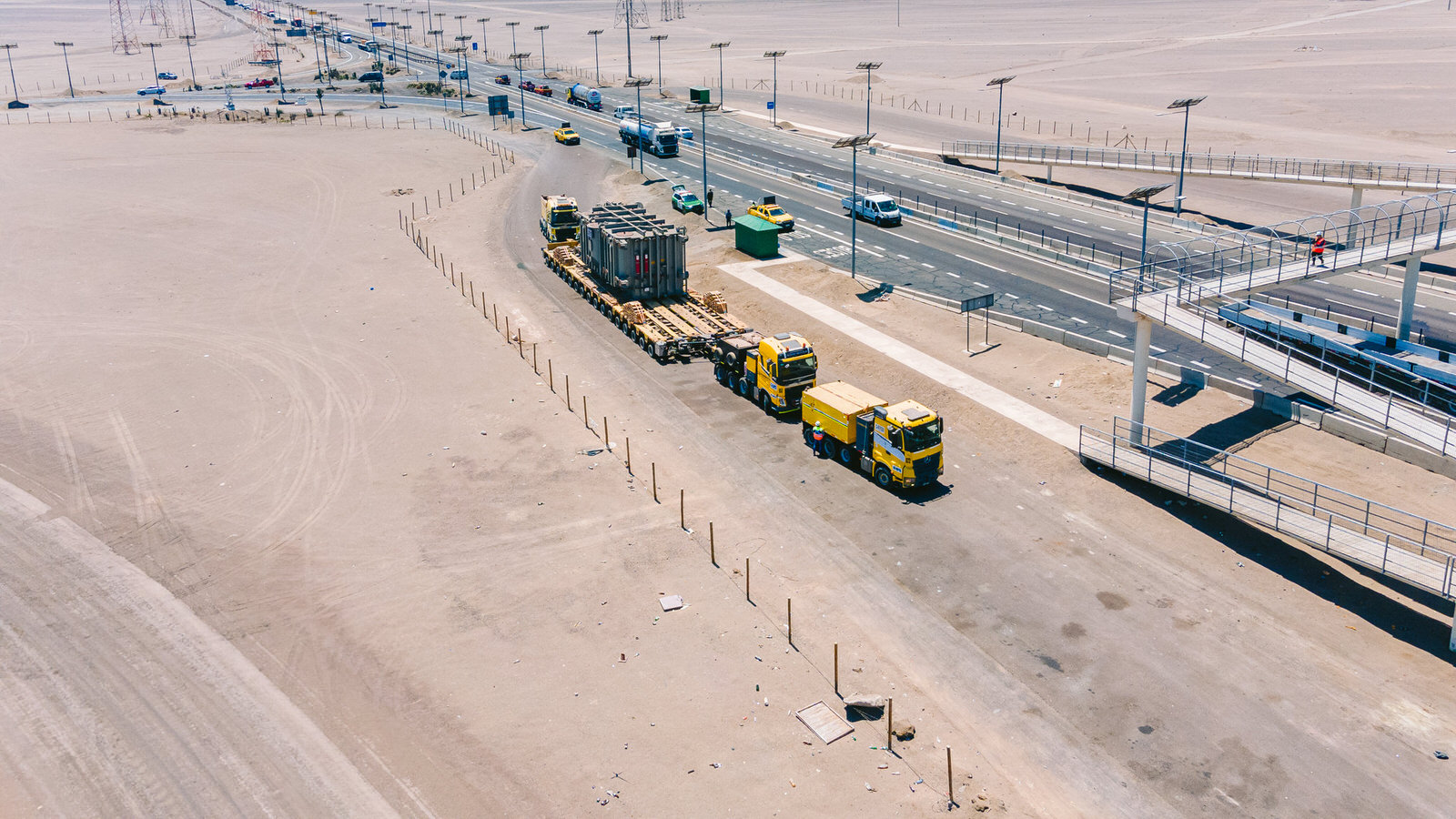 WEG Transformador Antofagasta — dron aereo convoy carretera amplio