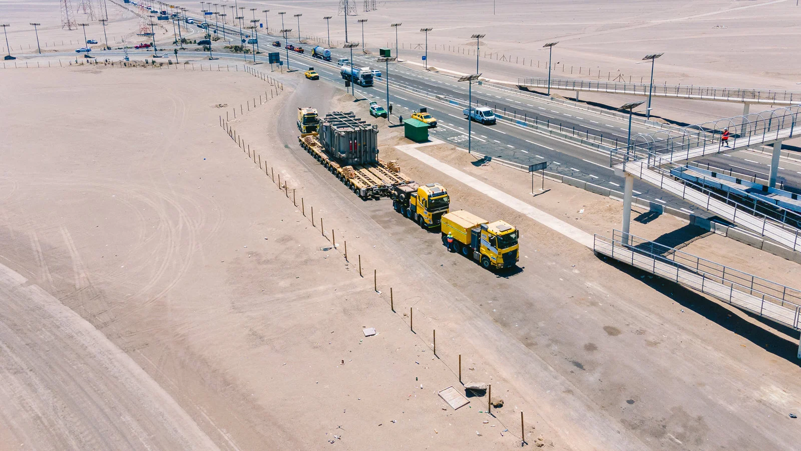 WEG Transformador Antofagasta — dron aereo convoy carretera amplio