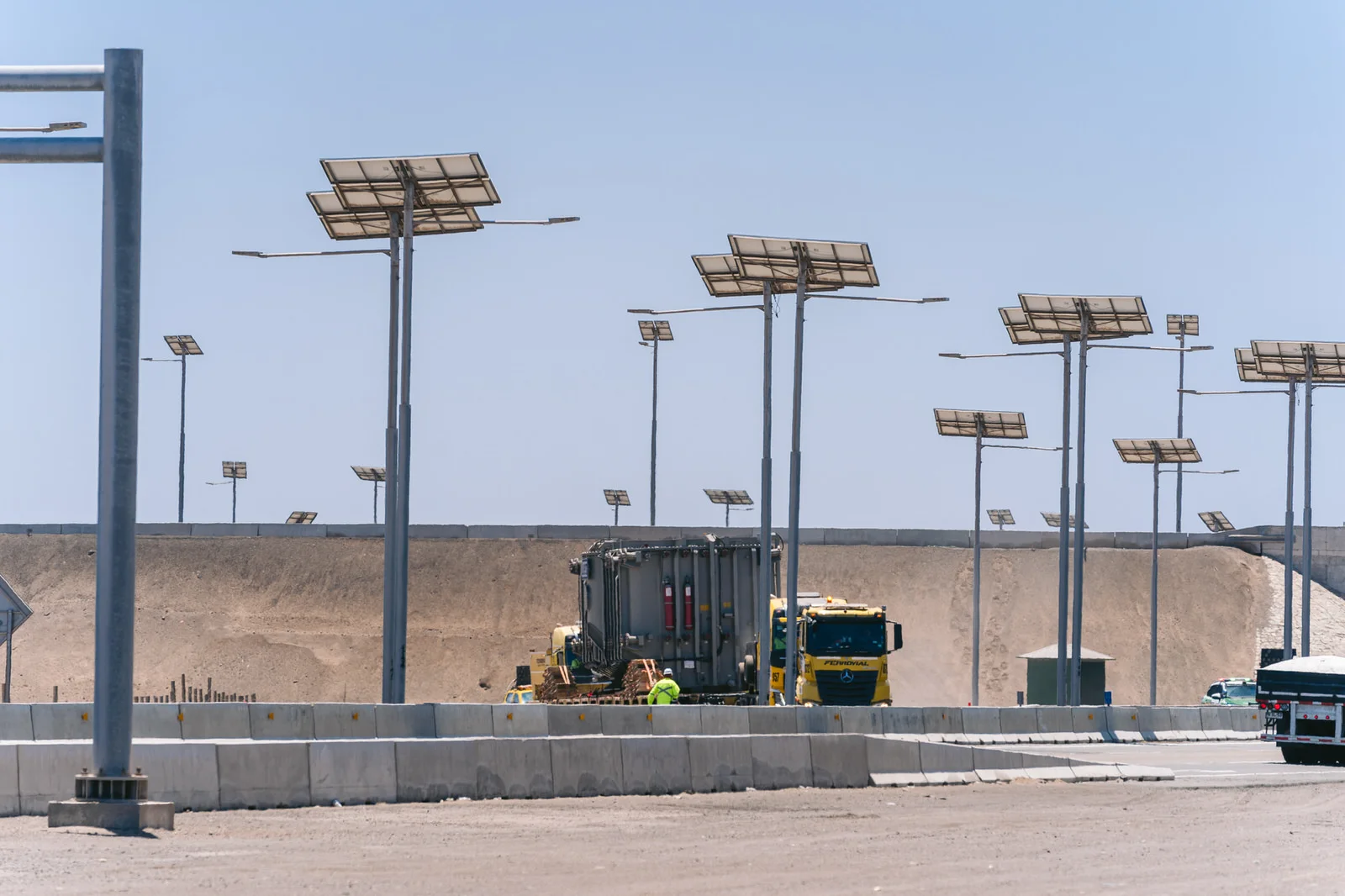 WEG Transformador Antofagasta — senaletica carretera postes solares