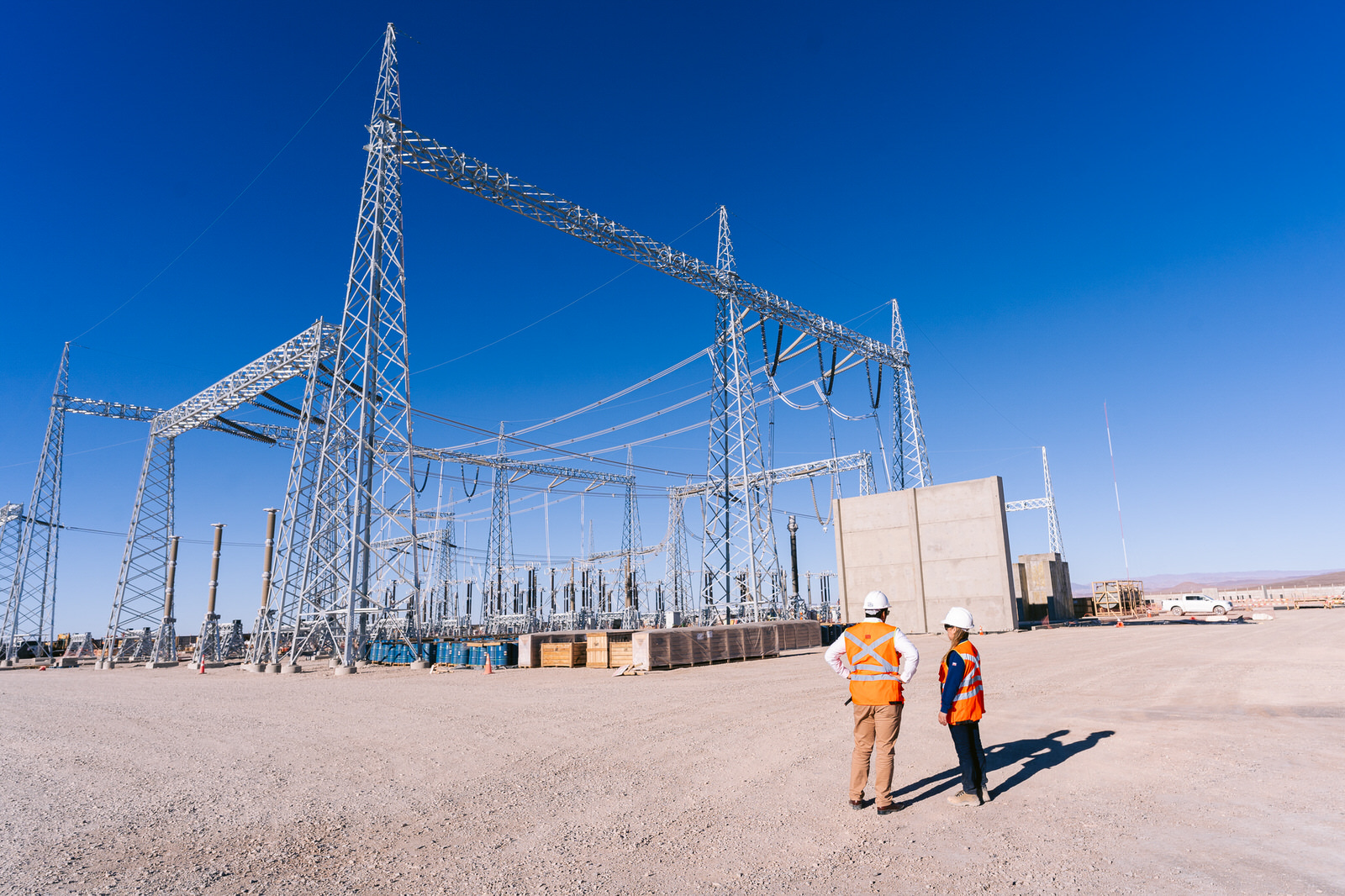 WEG Transformador Antofagasta — trabajadores caminando torres lejanas