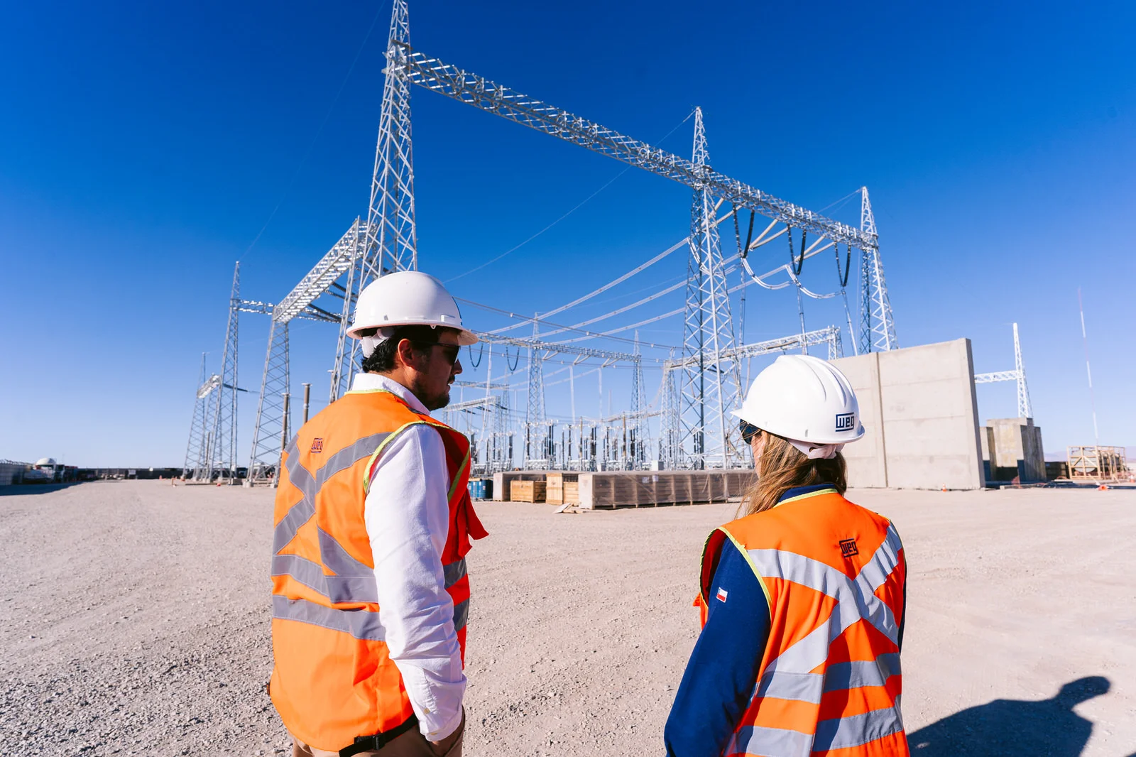 WEG Transformador Antofagasta — trabajadores espalda torres pareja