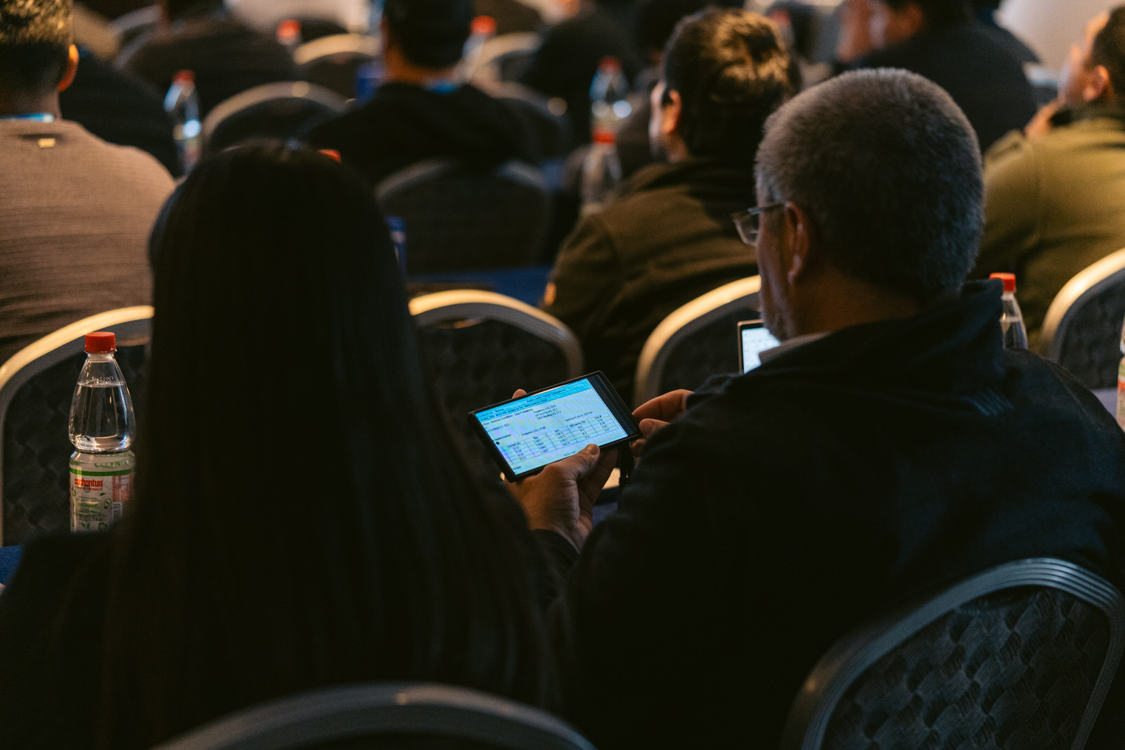 Asistente con celular Seminario WEG Antofagasta