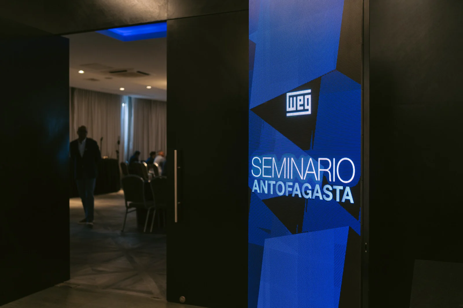Letrero entrada Seminario WEG Antofagasta
