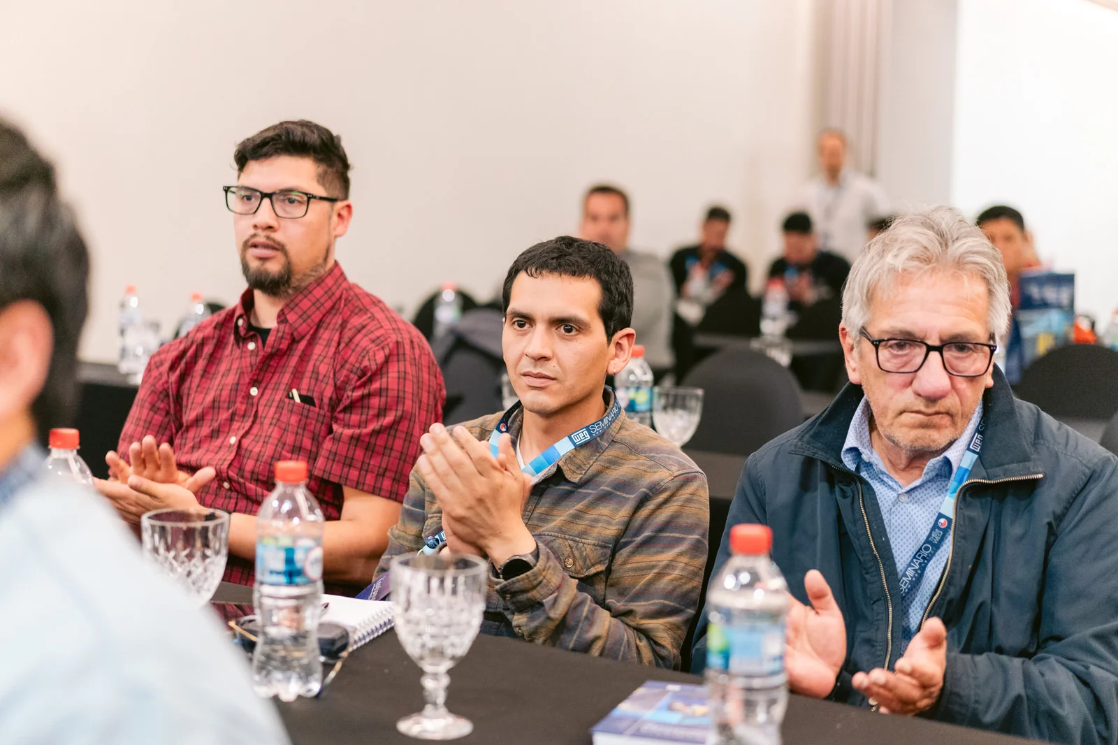 Asistentes aplaudiendo Seminario WEG Concepción