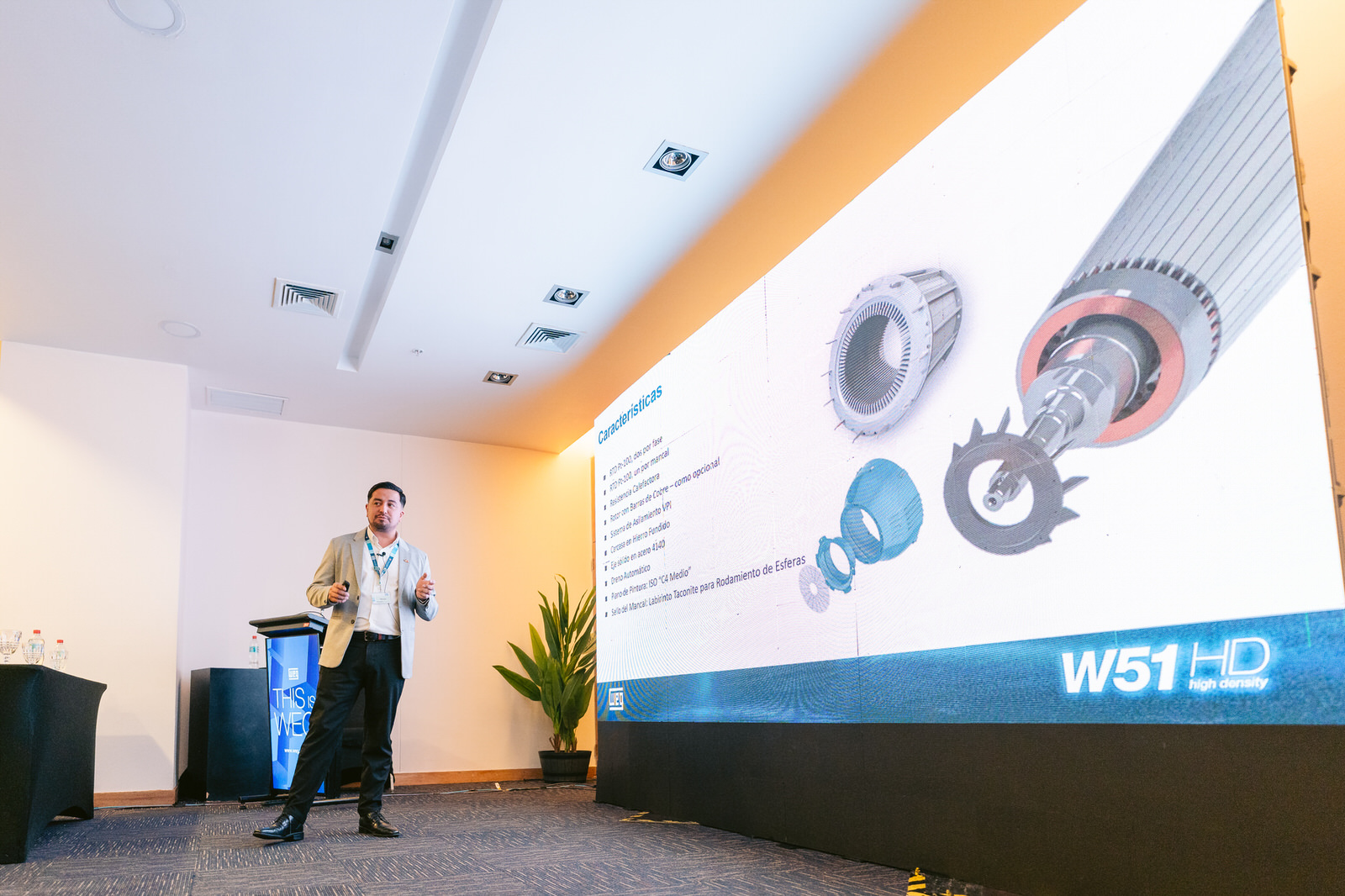 Ponente engranajes pantalla Seminario WEG Concepción
