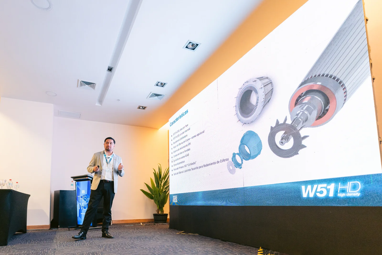 Ponente engranajes pantalla Seminario WEG Concepción