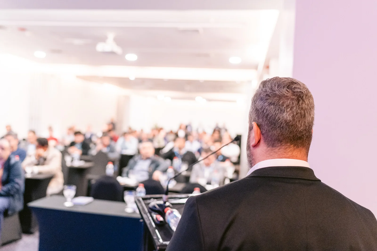 Ponente de espalda Seminario WEG Concepción