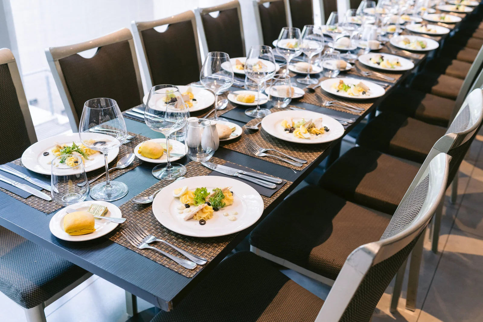 Almuerzo mesa larga Seminario WEG Santiago