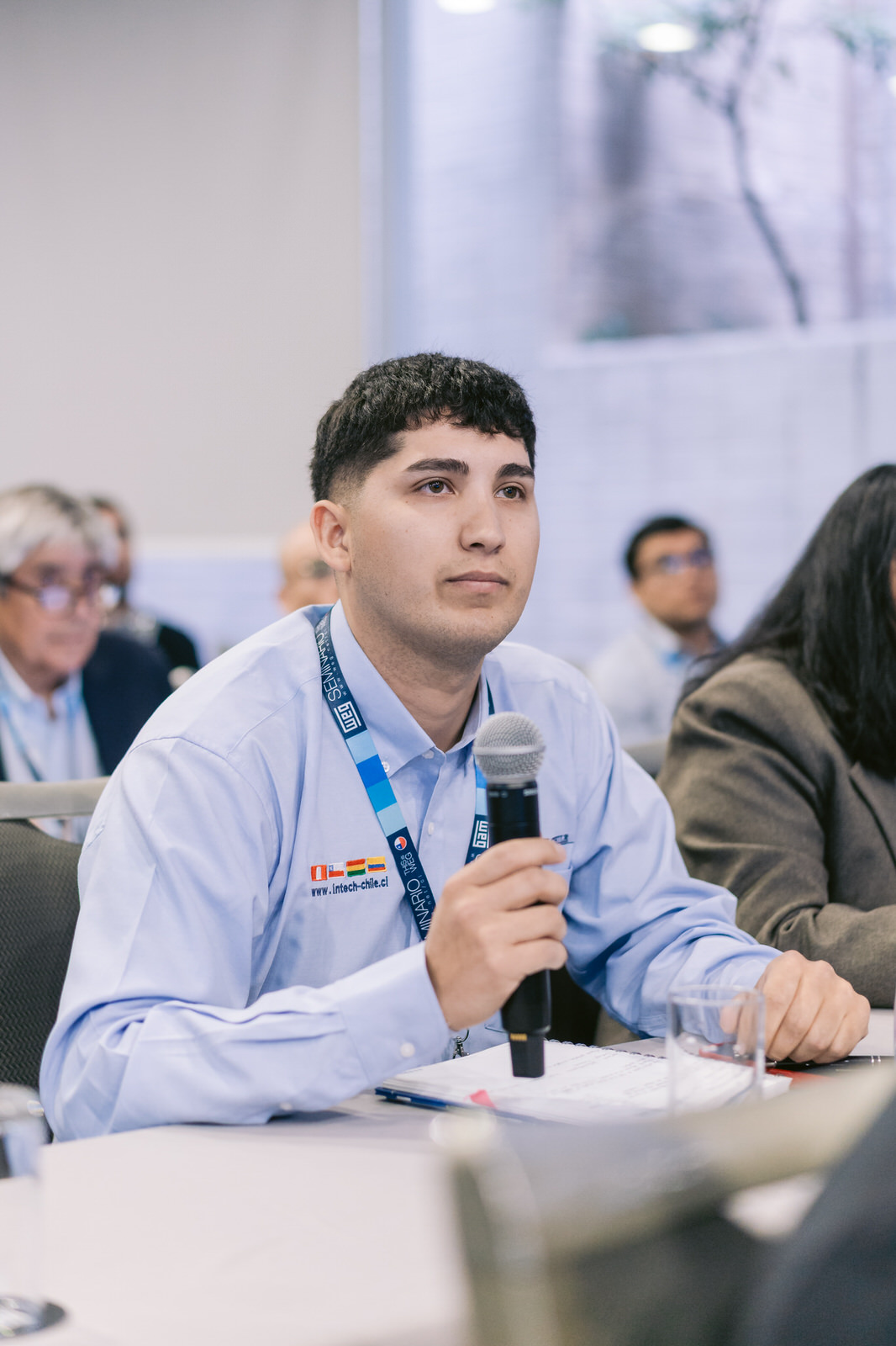 Asistente micrófono Seminario WEG Santiago