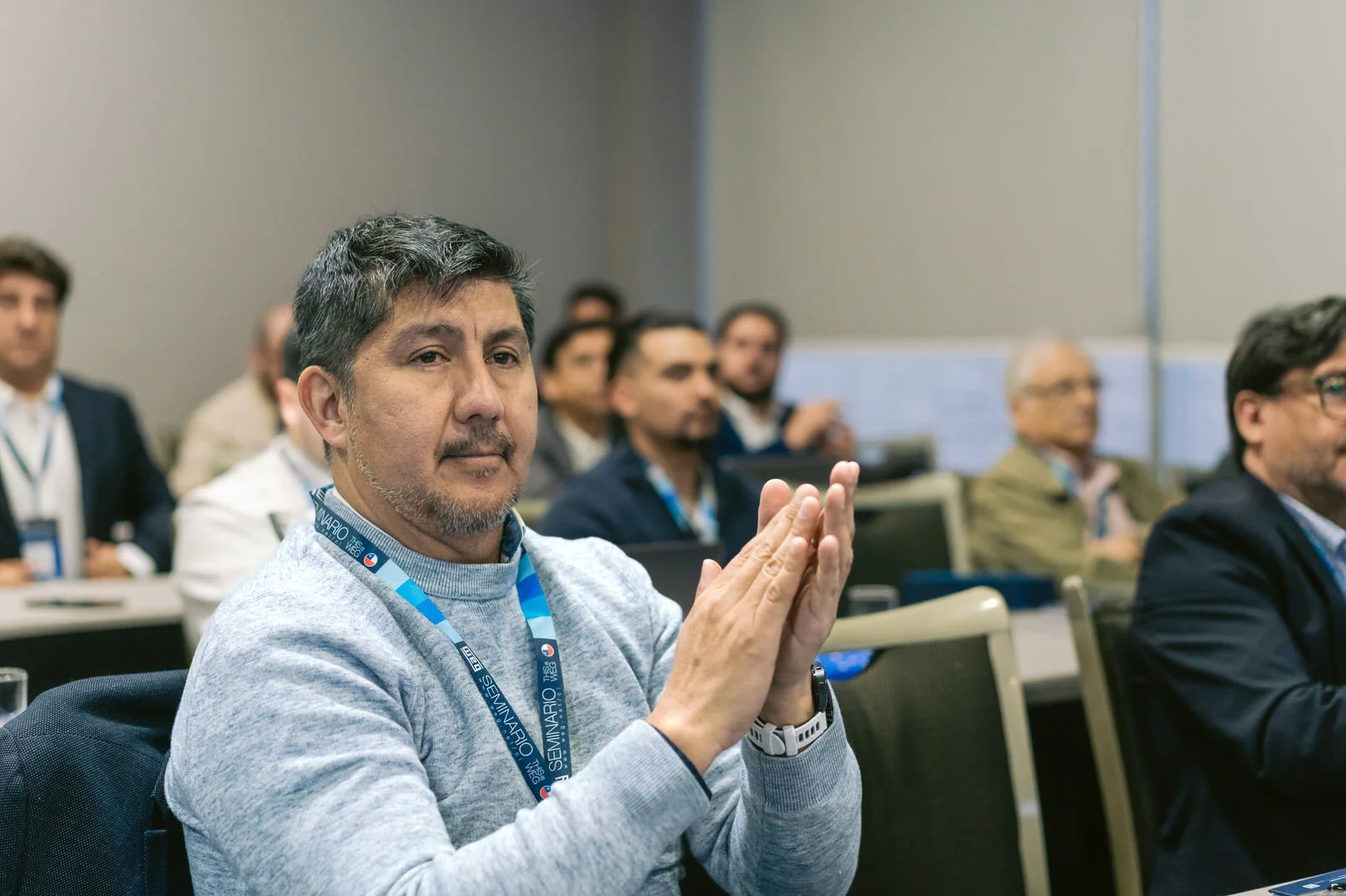 Ponente gesticulando Seminario WEG Santiago