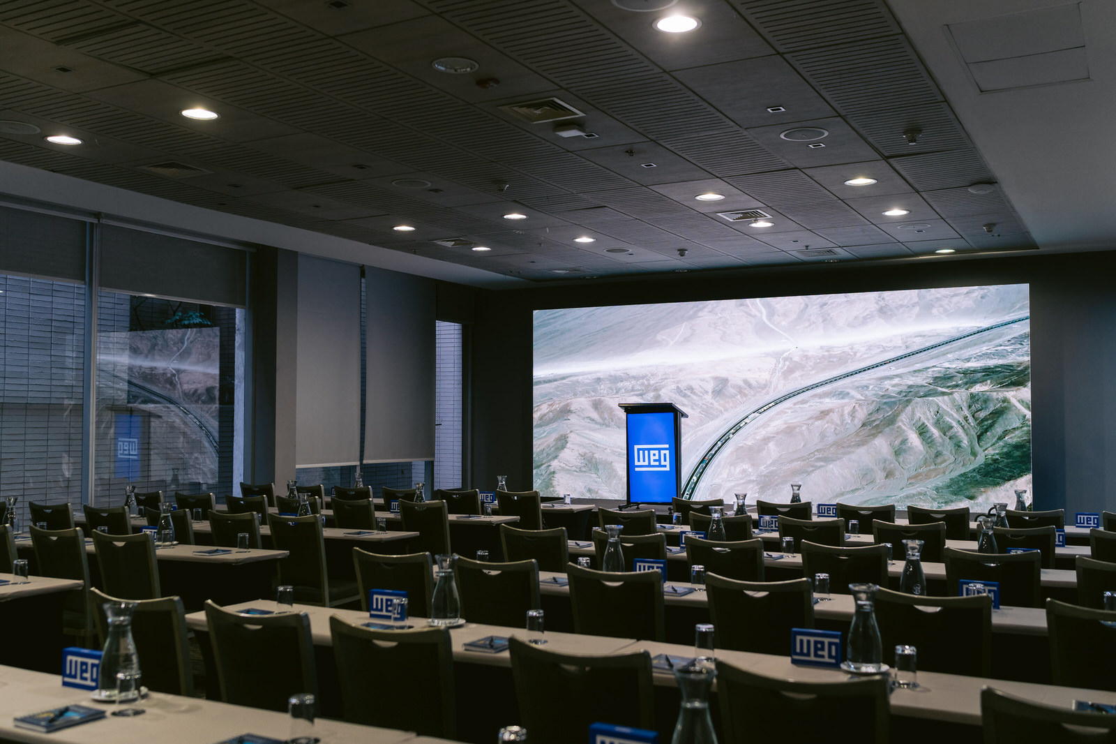 Salón pantalla azul Seminario WEG Santiago