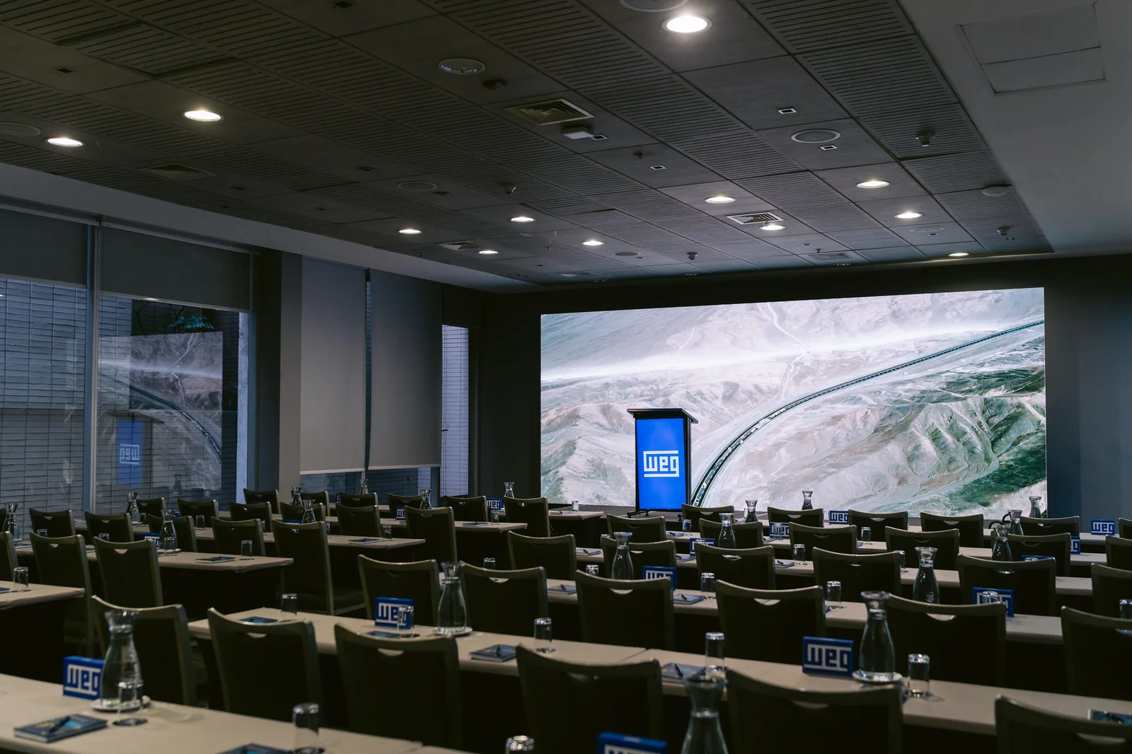 Salón pantalla azul Seminario WEG Santiago
